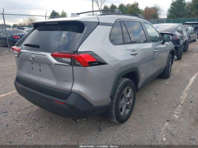 Toyota RAV4 Xle Image 3