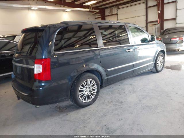 Chrysler Town & Country Touring-l Image 4