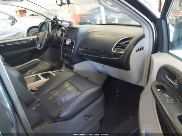 Chrysler Town & Country Touring-l Image 3