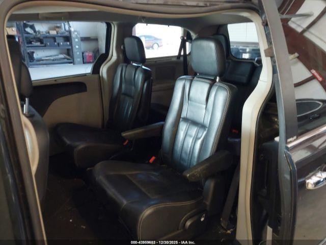 Chrysler Town & Country Touring-l Image 10