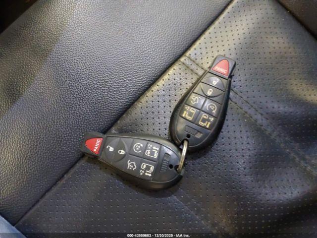 Chrysler Town & Country Touring-l Image 9